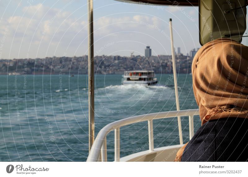 Auf der Fähre in Istanbul Frau Erwachsene Fluss Bosporus Türkei Kopftuch blau braun Fernweh Außenaufnahme Textfreiraum links Textfreiraum oben