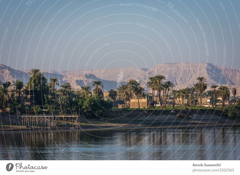 Blick zum Westufer des Nils in Luxor zum Tal der Könige Kunstwerk Architektur Natur Landschaft Wolkenloser Himmel Felsen Fluss Wüste Ägypten Afrika Menschenleer