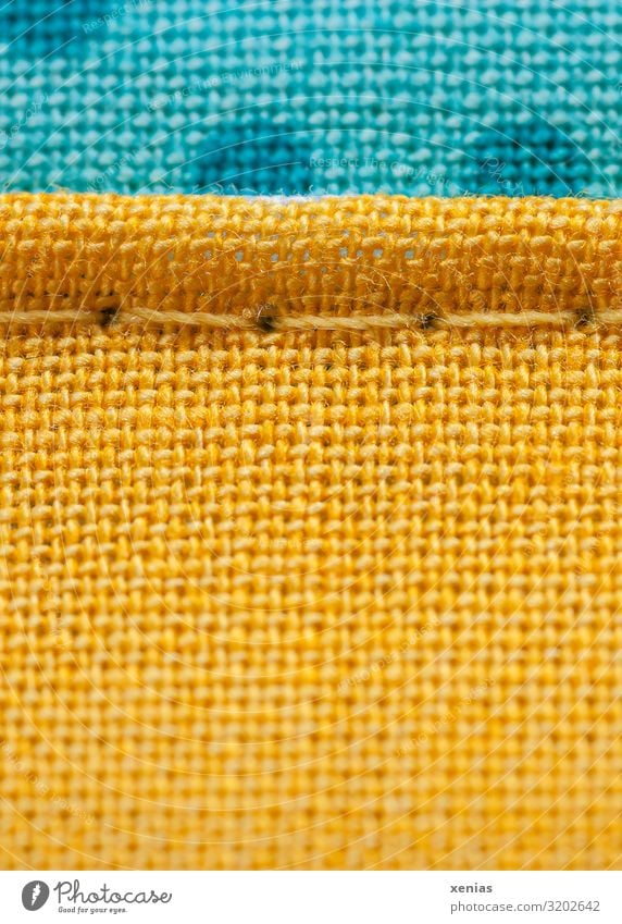 Makroaufnahme: Gelber und blauer Stoff mit Naht Bekleidung Leinen Nähgarn Textilien Linie gelb Nähen Strukturen & Formen Studioaufnahme Detailaufnahme