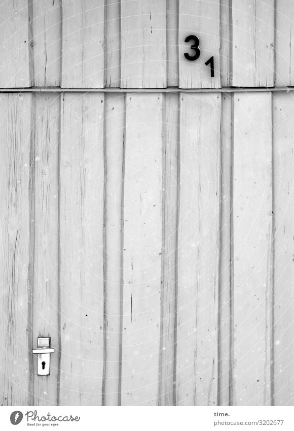 Entrees (23) Haus Holzhaus Mauer Wand Tür Hausnummer Griff Türschloss Türrahmen Ziffern & Zahlen Linie Streifen einfach grau weiß standhaft Ordnungsliebe
