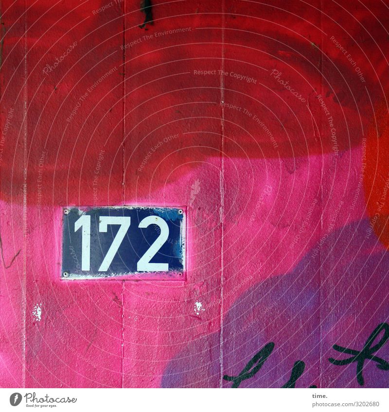 172 gebäude linien parallel metall stein latte beton tageslicht hausnummer farbe orientierung information zahl grafitti rot pink