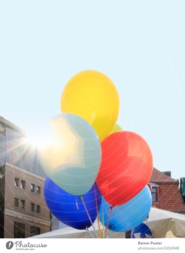 Bunte Ballons im Gegenlicht Party Feste & Feiern Jahrmarkt Hochzeit Geburtstag Veranstaltung Show Wolkenloser Himmel Schönes Wetter Riga Lettland Fröhlichkeit