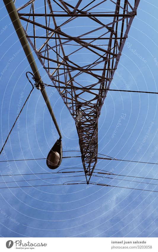 Stromturm und Straßenlampe und blauer Himmel Turm Energiewirtschaft Elektrizität Strommast Mitteilung Antenne Kabel sehr wenige elektrisch Kraft