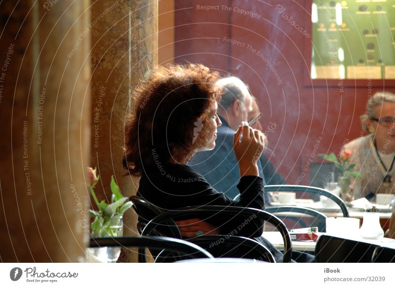 madame cafe Café rauchend Straßencafé Frau sitzen frau im cafe