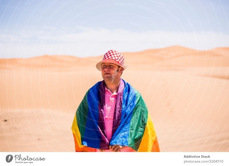 Schwule stehen in der Wüste Homosexualität Mann lgbt Fahne reif Liebe mittleren Alters Toleranz Gesetze und Verordnungen Stolz alternativ Symbole & Metaphern