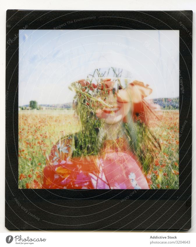 Silhouette einer Frau auf einer blühenden Wiese Mohnblumen Sommer Feld Überstrahlung sofort Fotografie heiter Sonnenstrahlen Tag Freiheit Freude Schuss