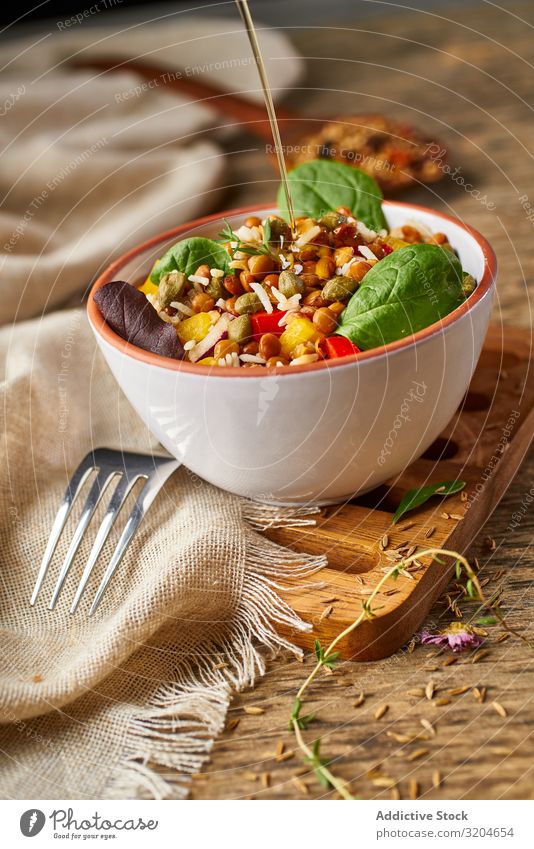 Helles Gemüse mit Linsen und Spinat in der Schüssel Reis Gesundheit Lebensmittel organisch Vegane Ernährung appetitlich grün Salatbeilage roh Essen Mahlzeit
