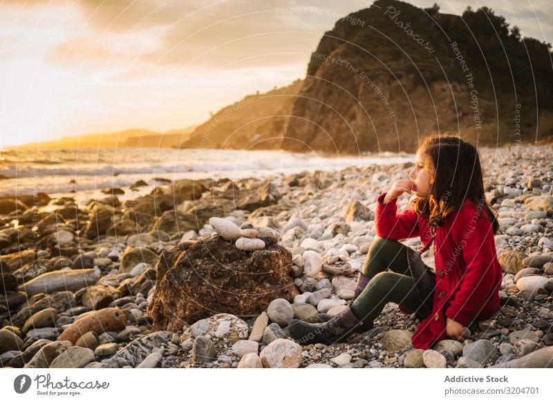Verträumtes Mädchen ruht bei Sonnenuntergang am Strand träumen Kind aussruhen besinnlich bewundernd ruhig Seeküste Frau schön Erholung Freizeit & Hobby genießen