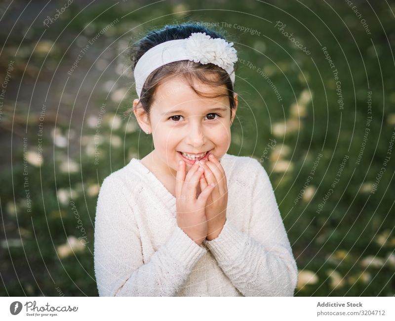 Porträt eines charmanten lächelnden kleinen Mädchens im Park Glück reizvoll Kind Sommer Frau schön attraktiv Model Lächeln Aufregung positiv natürlich Gefühle