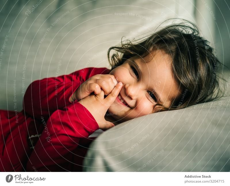 Süßes verträumtes Mädchen auf dem Kissen liegend Kopfkissen träumen niedlich aussruhen Kind Lächeln Wohnung Frau bequem gemütlich reizvoll schlafen Erholung
