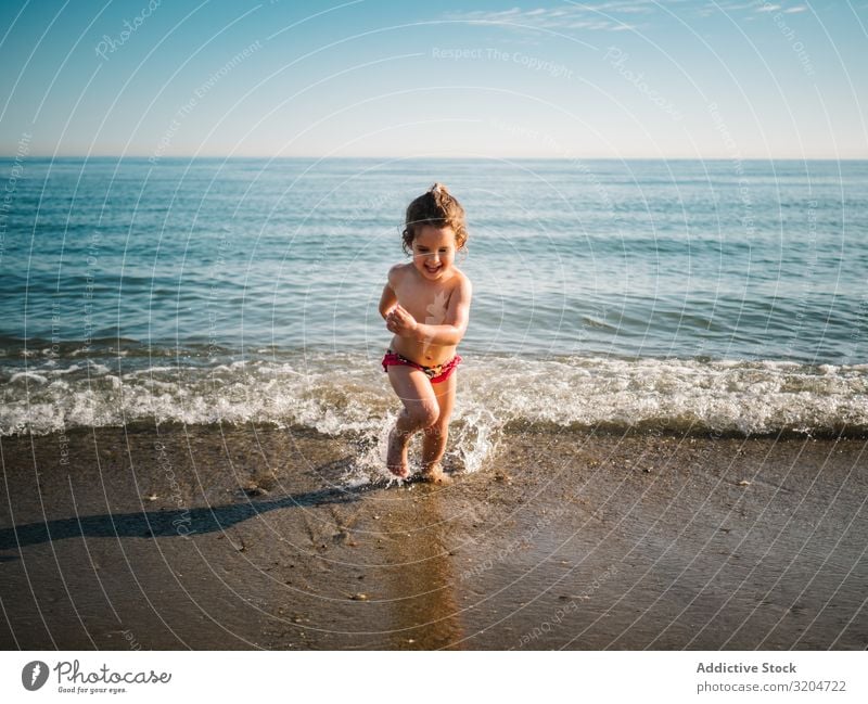 Fröhliches Mädchen nach Bad im warmen Meer Schwimmen & Baden heiter Strand rennen Kind Schwimmsport Sand ruhig Spielen Kindheit genießend Aktion Freude Sommer