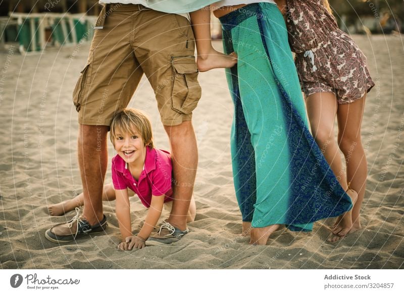 Ernte-Eltern mit Kindern am Strand Familie & Verwandtschaft Liebe Menschengruppe Junge Mädchen Glück reizvoll spielerisch Geschwisterkind Sommer