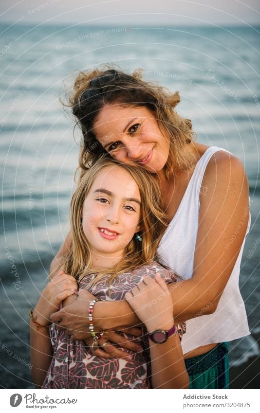 Schöne Mutter und Tochter umarmen sich am Strand Frau Umarmen Liebe Glück Beautyfotografie Familie & Verwandtschaft Zusammensein Kind Stil Meer Kindheit Küste