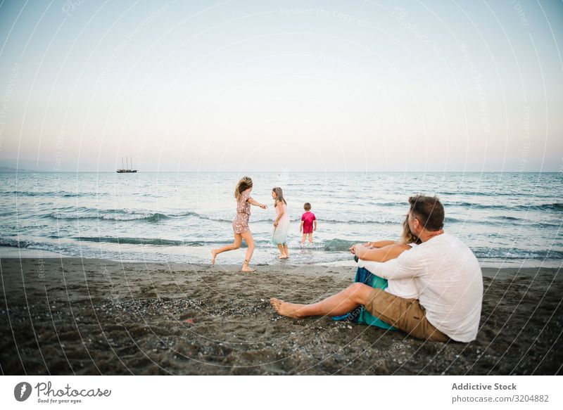 Schöne glückliche Familie mit Kindern am Strand Familie & Verwandtschaft Liebe Glück Eltern Menschengruppe Geschwisterkind Sommer Ferien & Urlaub & Reisen