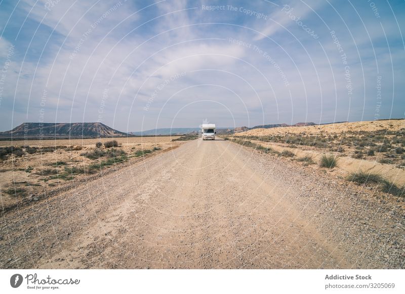 Weißer Anhänger auf leerer Straße entlang der Wüste erstaunlich ausleeren Ferien & Urlaub & Reisen Karavane Landschaft Natur Geschwindigkeit Asphalt Ausflug
