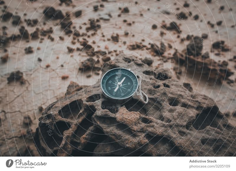 Großer Kompass auf trockenem rissigen Wüstengebiet Zirkel Richtung Gerät Orientierung Sand Abenteuer Ferien & Urlaub & Reisen Erkundung Geografie magnetisch