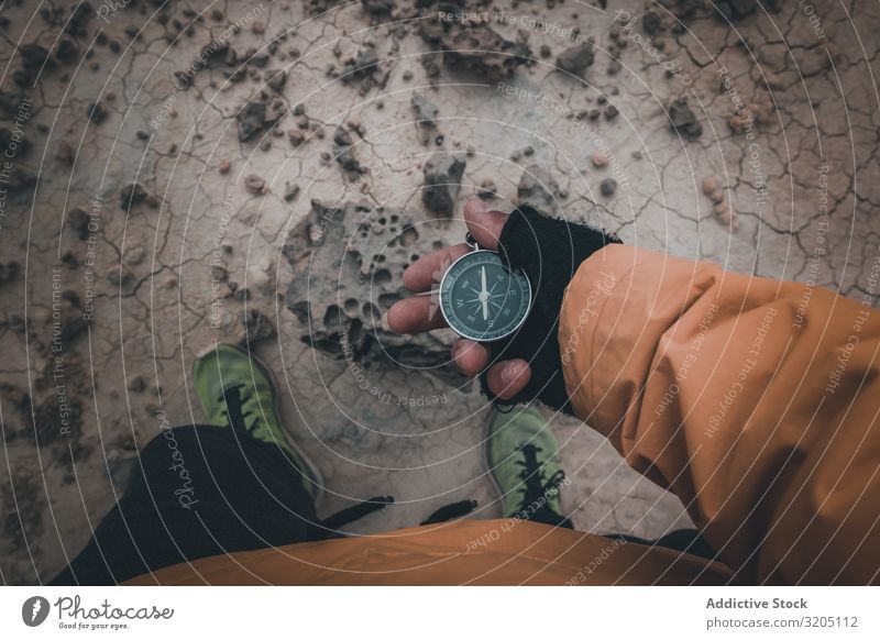 Kompass in der Hand auf trockenem Wüstengebiet Zirkel Richtung Gerät Orientierung Sand Abenteuer Ferien & Urlaub & Reisen Erkundung Geografie magnetisch