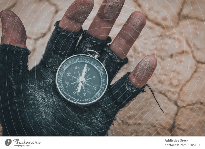 Kompass in der Hand auf trockenem Wüstengebiet Zirkel Richtung Gerät Orientierung Sand Abenteuer Ferien & Urlaub & Reisen Erkundung Geografie magnetisch
