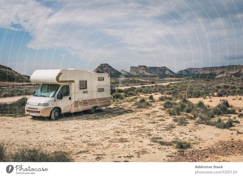 Weißer Anhänger in der Wüste erstaunlich ausleeren Ferien & Urlaub & Reisen Karavane Landschaft Natur Geschwindigkeit Asphalt Ausflug halb Abenteuer