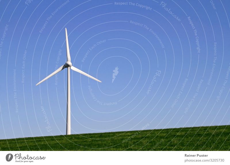 Windenergie - Windrad vor blauem Himmel Windkraftanlage Erneuerbare Energie Energiewirtschaft Schönes Wetter Wiese Deutschland Menschenleer nachhaltig drehen