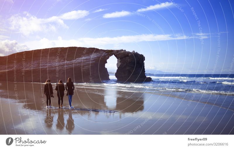 Drei junge Frauen gehen am Cathedrals Beach in Galizien spazieren. Lifestyle sportlich Freizeit & Hobby Ferien & Urlaub & Reisen Tourismus Ausflug Abenteuer