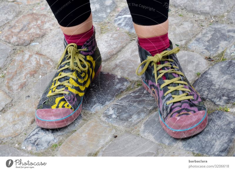 AST 7 | Füße auf Konstanzer Boden feminin Fuß 1 Mensch Platz Straße Pflastersteine Schuhe stehen trendy mehrfarbig Bewegung Freizeit & Hobby Identität Kultur