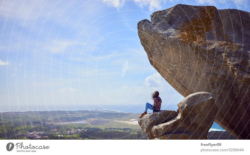 Junge Frau am Aussichtspunkt Pedra da Ra in Galizien Ferien & Urlaub & Reisen Tourismus Ferne Freiheit wandern Tapete Jugendliche 1 Mensch Natur Landschaft