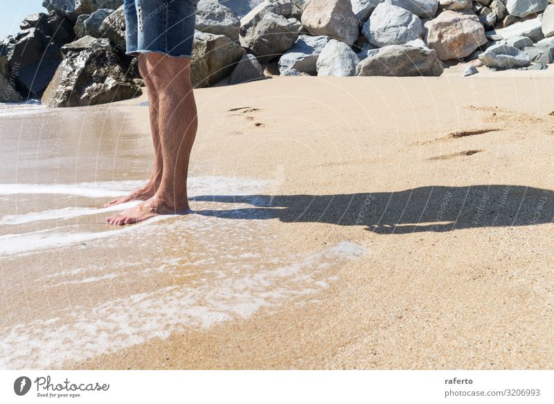Niedriger Blickwinkel eines jungen Mannes, der mit nackten Füßen am Strand steht Körper Erholung Freiheit Sommer Meer Mensch Erwachsene Fuß Natur Sand Küste