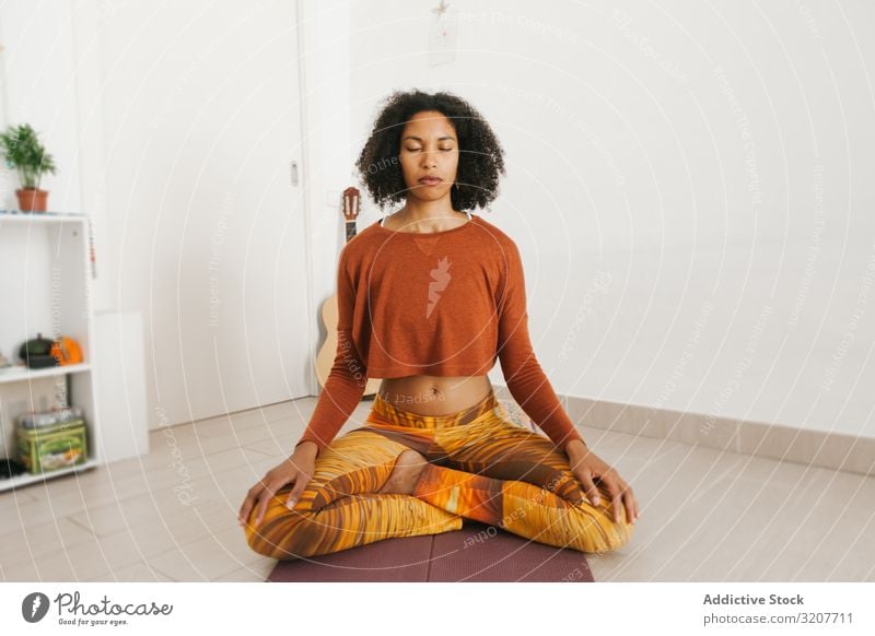 Sportliche Frau sitzt in Yoga-Position mit geschlossenen Augen Meditation praktizieren positionieren Sitzen Erholung Übung schön Fitness Freizeit Lotos Training