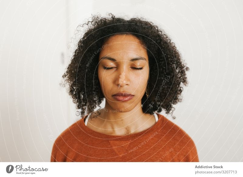 Porträt einer jungen schwarzen Frau mit geschlossenen Augen Meditation praktizieren Erholung schön meditieren Wellness schlank Spiritualität Wohlbefinden