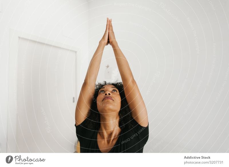 Sportliche Frau steht in Yoga-Position und streckt die Arme praktizieren positionieren Erholung Übung gedehnt Hände schön Fitness Freizeit Training meditieren