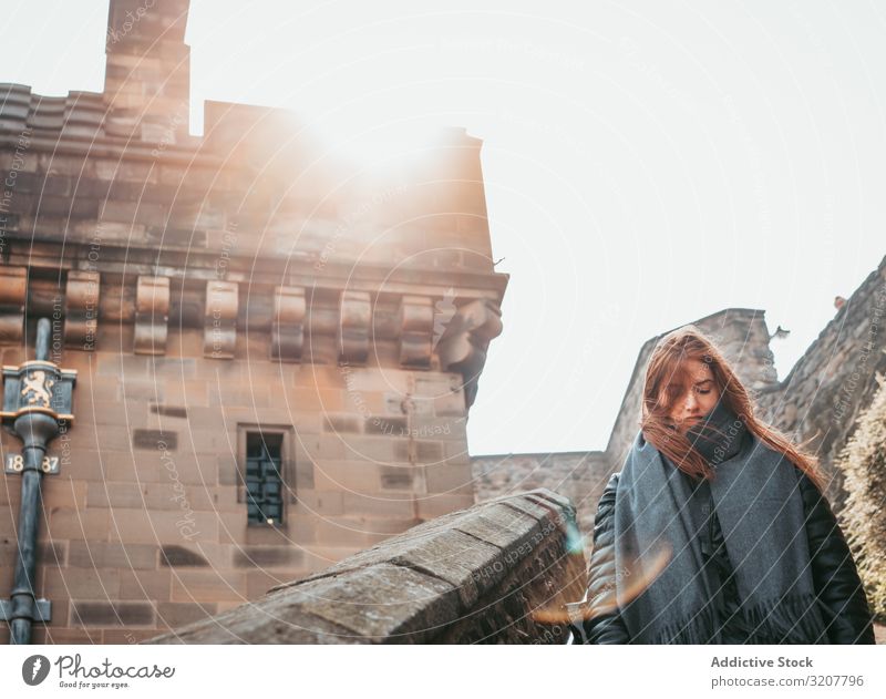 Stilvolle Frau geht in einem alten mittelalterlichen Gebäude reisen Stadt Schottland Tourist Straße erkunden Architektur Großstadt Tourismus schwarz trendy Erbe