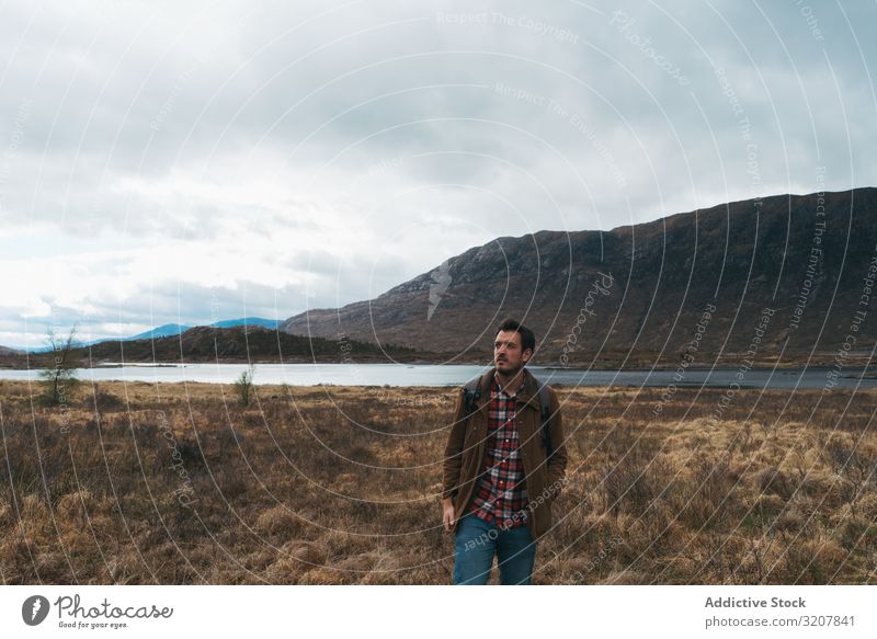 Reisender Mann im abgelegenen kalten Tal reisen Schottland Berge u. Gebirge Abenteuer Rucksack Trekking erkunden Natur Urlaub Landschaft See Freiheit Fernweh