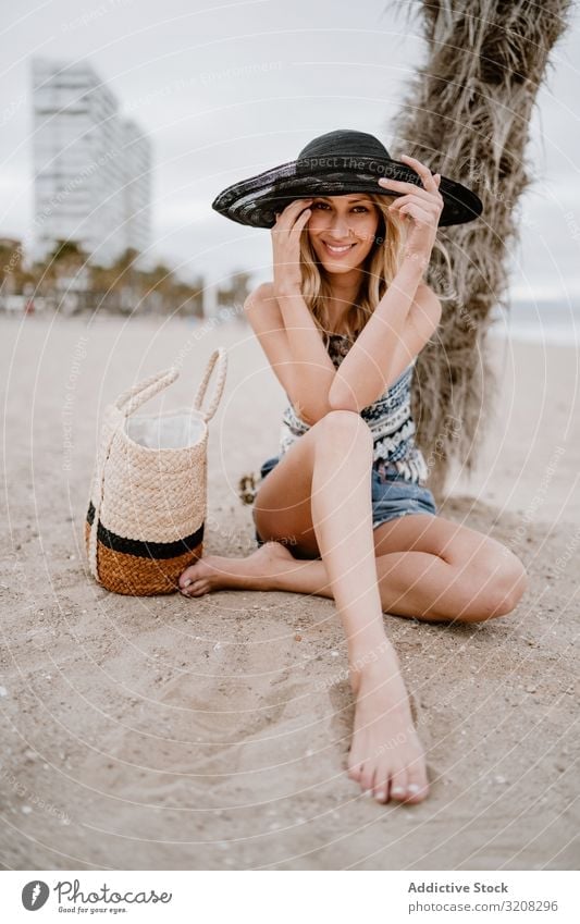 Junge schöne Frau entspannt am Strand Hut modisch glamourös Sommer Urlaub reisen Erholung Feiertag Resort jung Person attraktiv blond hübsch lässig stylisch