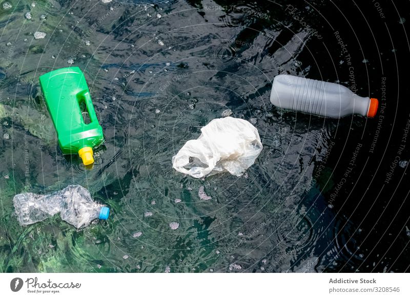 Auf dem Wasser schwimmende Plastikflaschen und -beutel Verschmutzung Kunststoff Flasche Tasche Müll umgebungsbedingt Ökologie giftig Recycling gefährlich Natur