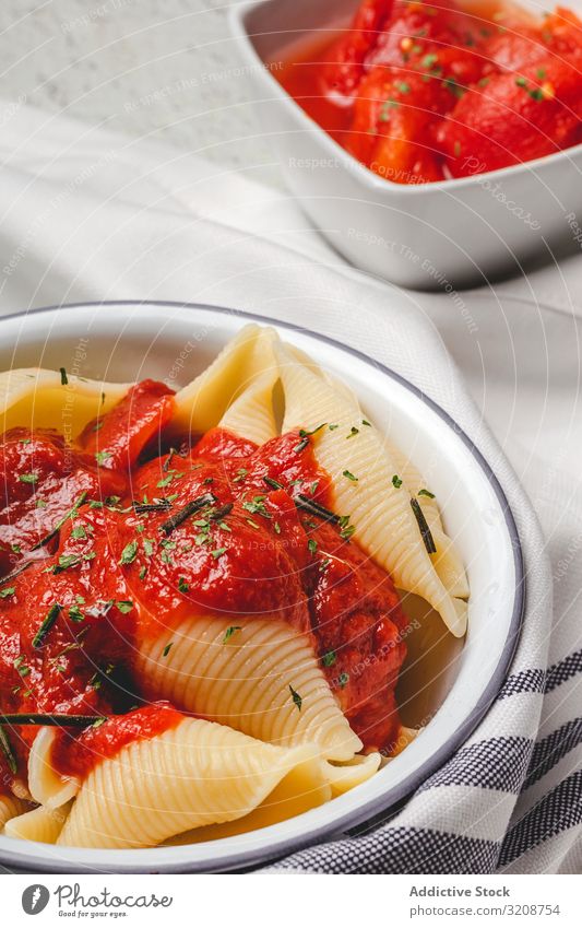 Große Nudelschalen mit Tomatensauce gekocht Spätzle Panzer Saucen Lebensmittel Conchiglie lecker Italienisch Küche Rezept Makkaroni Speise appetitlich