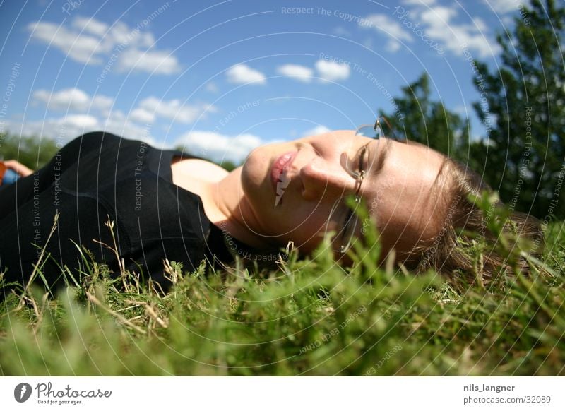Seepark Wiese Frau schwarz grün schlafen Wolken Gras Oberkörper Himmel Freiburg im Breisgau Zufriedenheit Glück lachen blau Gesicht