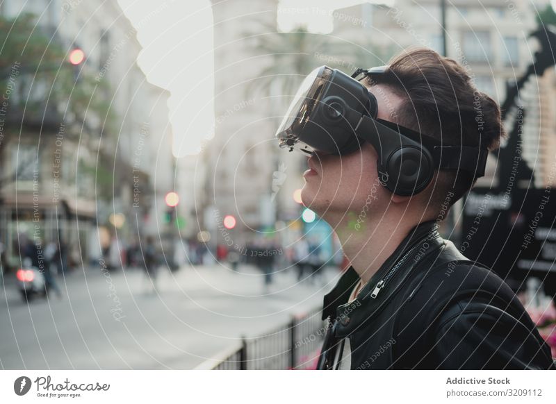 Junger Mann mit Brille der virtuellen Realität auf der Straße VR urban tausendjährig Lifestyle Technik & Technologie cyber Gerät Vorstellungskraft Erfahrung