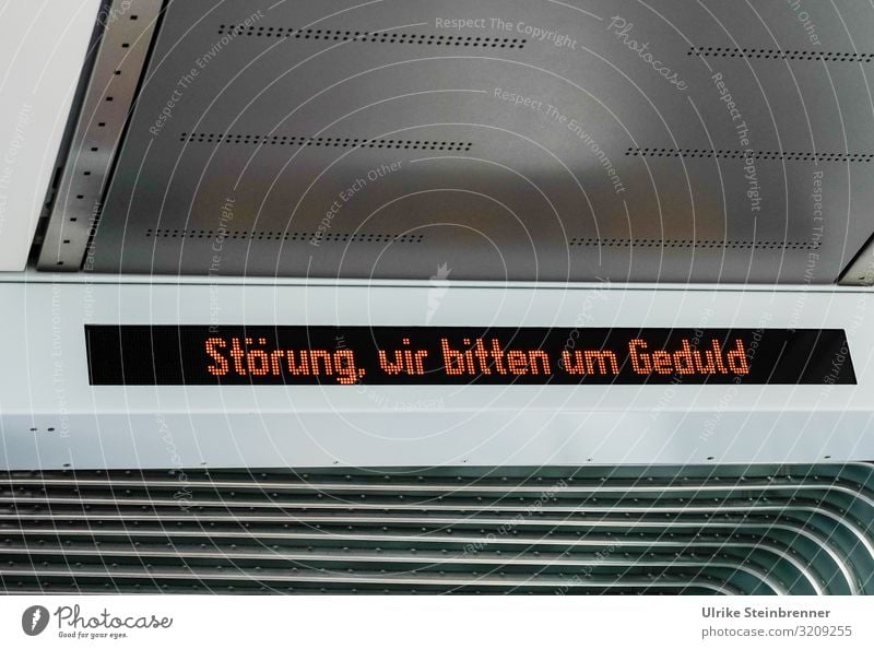 Leuchtschrift in Bergbahn wegen einer "Störung" Verkehr Verkehrsmittel Personenverkehr Öffentlicher Personennahverkehr Schienenverkehr Bahnfahren Personenzug