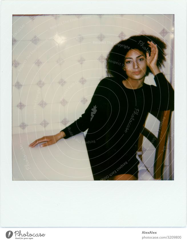 Polaroid Portrait einer jungen Frau in der Küche Stil schön Leben Wohnung Küchentisch Muster Stuhl Fliesen u. Kacheln Junge Frau Jugendliche 18-30 Jahre
