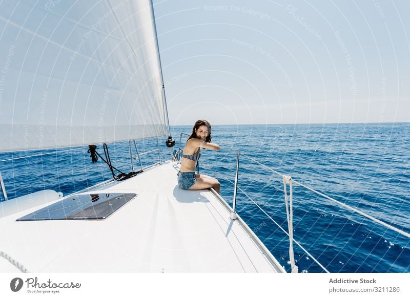 Frau im Badeanzug auf dem Boot sitzend MEER schlank reisen Sitzen Feiertag Schnabel Sommer sonnig jung Bikini Jacht Urlaub Lifestyle Tourismus Kreuzfahrt