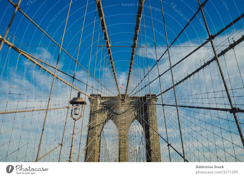 Ansicht der Brooklyn-Brücke von unten mit blauem Himmelshintergrund amerika Amerikaner Großstadt nyc Manhattan York Stadtbild urban Architektur reisen USA