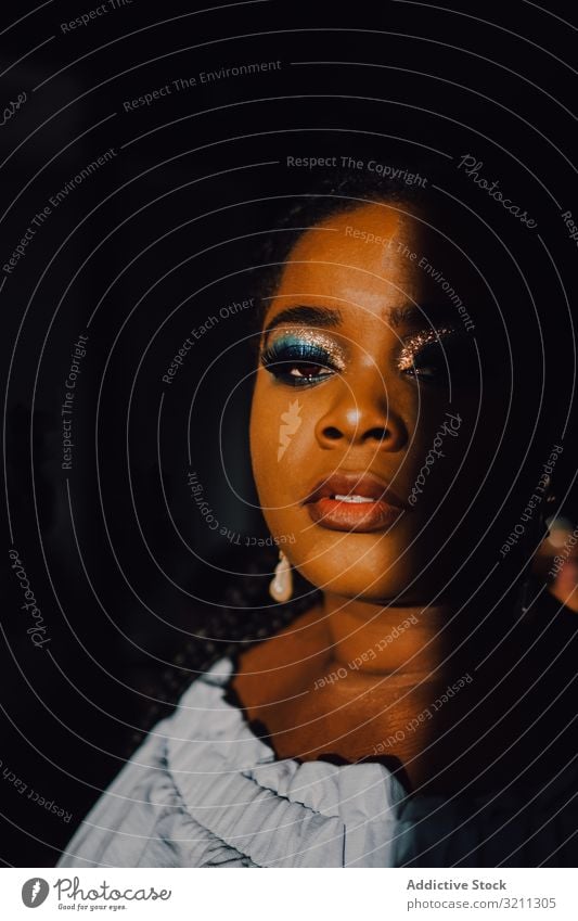 Kopfschuss einer selbstbewussten, trendigen afroamerikanischen Frau trendy hell kurvenreich schön Afroamerikaner schwarz ethnisch Make-up Inhalt attraktiv