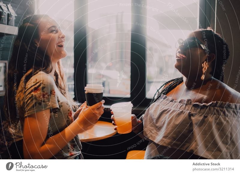 Multiethnische moderne Frauen entspannen sich im Café sich[Akk] entspannen Kaffeehaus Lachen trinken trendy Sonnenuntergang Freund multiethnisch