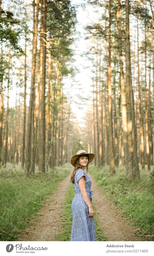Junge Frau steht zwischen Kiefern Wald Straße lässig erkunden Wälder sorgenfrei Spaziergang Strohhut sonnig blond Umwelt nadelhaltig nida Litauen schlendern