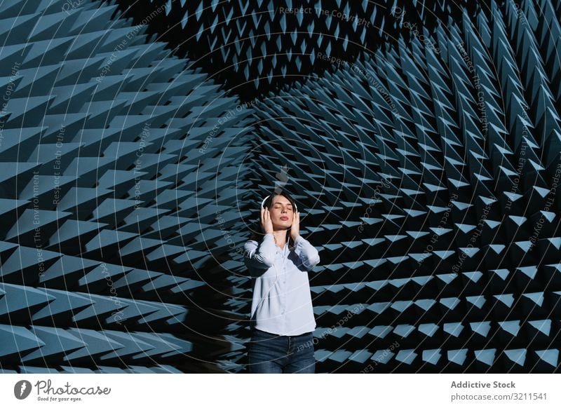 Frau im Schallzimmer, die Musik hört Klang Raum zuhören genießen akustisch sich[Akk] entspannen Zeitgenosse Kopfhörer modern schön jung Technik & Technologie