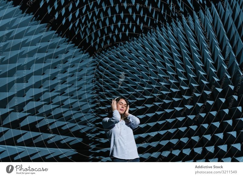 Frau im Schallzimmer, die Musik hört Klang Raum zuhören genießen akustisch sich[Akk] entspannen Zeitgenosse Kopfhörer modern schön jung Technik & Technologie