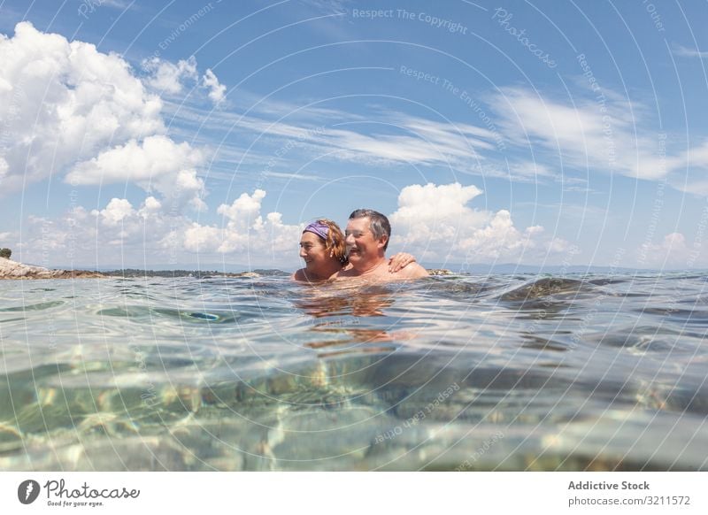 Reifes Paar schwimmt gemeinsam im Süßwasser Schwimmsport Urlaub Kristalle Wasser MEER Meer in den Ruhestand getreten Griechenland halkidiki fliegend sonnig