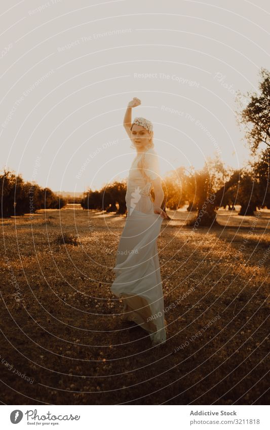 Frau im Kleid, die über die Natur posiert Braut Boho Spitze Totenkranz schön Stil Angebot sinnlich natürlich Sommer romantisch Hochzeit blond Hippie Behaarung