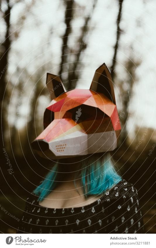 Frau mit Rotfuchsmaske beim Waldspaziergang Fuchs Spaziergang Herbst geheimnisvoll bedeckt Tierwelt Lebensraum Schutz gefährdet Einschlag zerbrechlich Verlust
